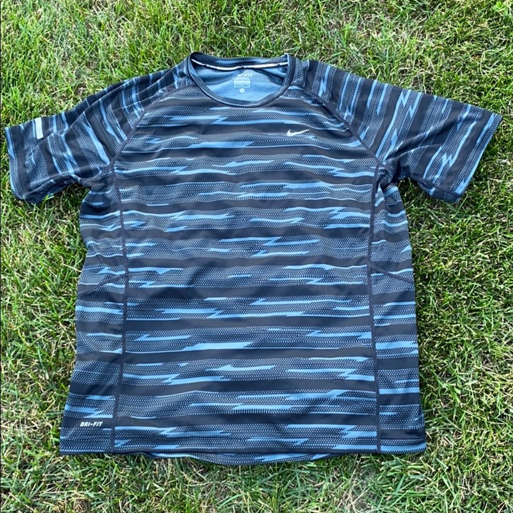 Nike men’s running shirt size L